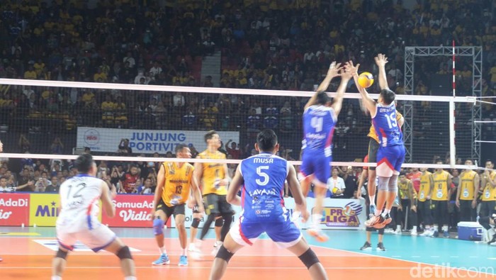 Suasana Jakarta LavAni Allo Bank saat keluar menjadi juara Proliga 2023 di GOR Amongrogo. Minggu (19/3/2023). Terlihat pula SBY dan Chairul Tanjung saat merayakan kemenangan Jakarta LavAni Allo Bank.