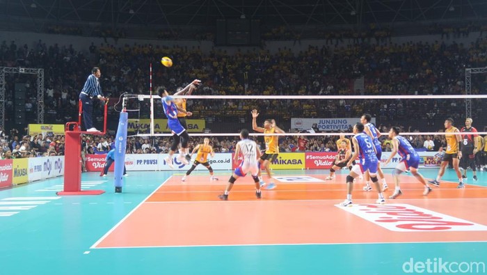 Suasana Jakarta LavAni Allo Bank saat keluar menjadi juara Proliga 2023 di GOR Amongrogo. Minggu (19/3/2023). Terlihat pula SBY dan Chairul Tanjung saat merayakan kemenangan Jakarta LavAni Allo Bank.