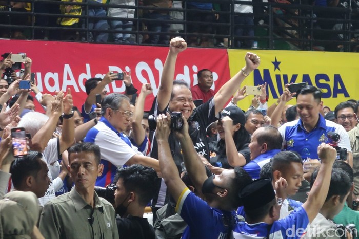 Suasana Jakarta LavAni Allo Bank saat keluar menjadi juara Proliga 2023 di GOR Amongrogo. Minggu (19/3/2023). Terlihat pula SBY dan Chairul Tanjung saat merayakan kemenangan Jakarta LavAni Allo Bank.