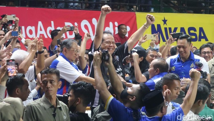 Final Proliga 2023 Suasana Jakarta LavAni Allo Bank saat keluar menjadi juara Proliga 2023 di GOR Amongrogo. Minggu (19/3/2023). Terlihat pula SBY dan Chairul Tanjung saat merayakan kemenangan Jakarta LavAni Allo Bank.