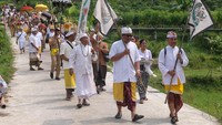Para umat Hindu berjalan sambil membawa berbagai jenis sesaji. Upacara Melasti atau ritual penyucian alam semesta dan jiwa raga manusia pada rangkaian perayaan Hari Raya Nyepi tahun ini dilakukan secara terbuka oleh umat Hindu di Magelang setelah tiga tahun dilaksanakan tertutup akibat pandemi COVID-19. ANTARA FOTO/Anis Efizudin