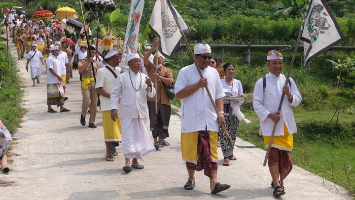 Foto-foto Upacara Melasti di Berbagai Wilayah Indonesia Sejumlah umat Hindu di Tanah Air menggelar upacara Melasti atau ritual penyucian alam semesta dan jiwa raga manusia pada rangkaian perayaan Hari Raya Nyepi.