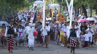 Upacara Melasti dalam menyambut Hari Raya Nyepi di Surabaya itu diikuti sekitar lima ribu orang. ANTARA FOTO/Didik Suhartono