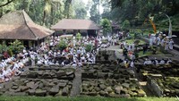 Berikutnya, upcara Melasti juga digelar di Petirtaan Jolotundo, Trawas, Mojokerto, Jawa Timur. Upacara yang bertujuan menyucikan diri dan alam tersebut merupakan rangkaian dari Hari Raya Nyepi Tahun Baru Saka 1945 yang jatuh pada Rabu (22/3). ANTARA FOTO/Umarul Faruq