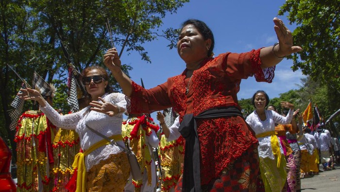 Sejumlah umat Hindu di Tanah Air menggelar upacara Melasti atau ritual penyucian alam semesta dan jiwa raga manusia pada rangkaian perayaan Hari Raya Nyepi.