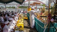 Di Palangkaraya, upacara Melasti digelar di ermaga Sungai Kahayan, Palangka Raya, Kalimantan Tengah. Ratusan umat terlihat memadati lokasi. ANTARA FOTO/Makna Zaezar