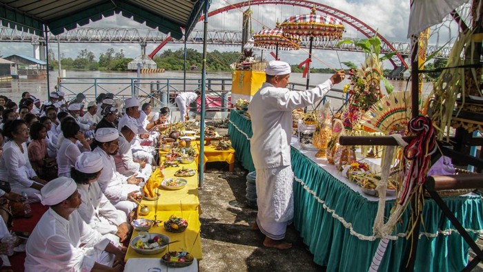 Sejumlah umat Hindu di Tanah Air menggelar upacara Melasti atau ritual penyucian alam semesta dan jiwa raga manusia pada rangkaian perayaan Hari Raya Nyepi.
