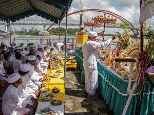 Mengenal Pemangku dalam Hindu Bali: Pengertian, Jenis, Hak, dan Kewajibannya