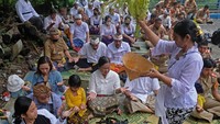 Dari Magelang, Jawa Timur, upacara melasti digelar di mata air Tuk Mas, Dakawu, Grabag. ANTARA FOTO/Anis Efizudin