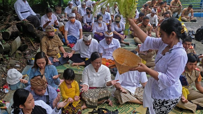Sejumlah umat Hindu di Tanah Air menggelar upacara Melasti atau ritual penyucian alam semesta dan jiwa raga manusia pada rangkaian perayaan Hari Raya Nyepi.