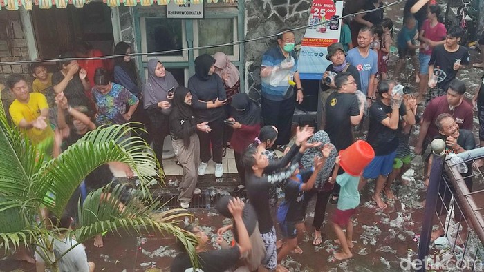 Warga mengikuti Gebyuran Bustaman, tradisi menyambut Ramadan di Kampung Bustaman, Semarang, Minggu (19/3/2023).