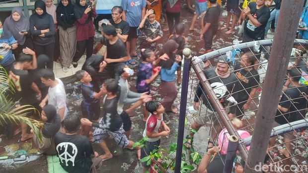 Warga mengikuti Gebyuran Bustaman, tradisi menyambut Ramadan di Kampung Bustaman, Semarang, Minggu (19/3/2023).