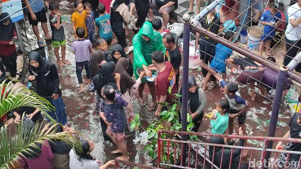 Warga mengikuti Gebyuran Bustaman, tradisi menyambut Ramadan di Kampung Bustaman, Semarang, Minggu (19/3/2023).