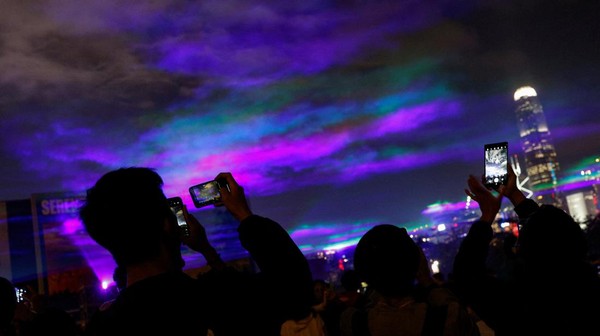 Diketahui, aurora borealis merupakan fenomena alam yang hanya bisa di lihat di belahan bumi tertentu seperti kutub. Kok bisa muncul di Hong Kong.