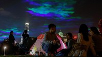 Penampakan aurora di langit Hong Kong ini merupakan karya dari seorang seniman asal Swiss bernama Dan Acher. Ia sukses merekayasa pemandangan indah aurora ini menggunakan teknologi sinar laser.