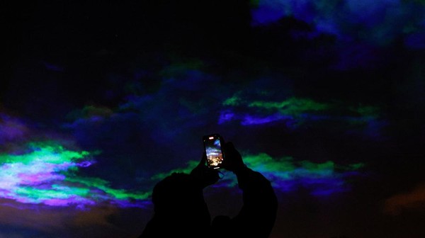 Sinar laser yang ditembakkan ke awan ini langsung memunculkan peristiwa optik yang menyerupai cahaya indah aurora.