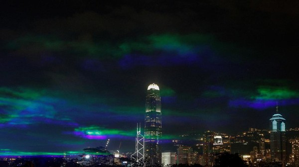 Begini penampakan aurora borealis yang terlihat di langit Hong Kong, Sabtu (18/3/2023).
