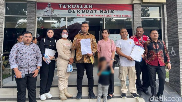 Istri Bripka AS didampingi pengacara usai melapor ke Polda Sumut.