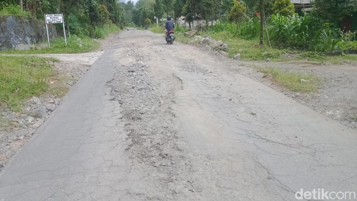 Jalan Deles - Kaliwuluh, Desa Sidorejo, Kecamatan Kemalang, Klaten sebagian rusak.