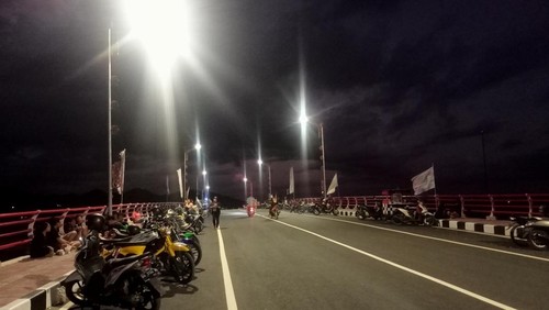 Jembatan merah di kawasan proyek Pusat Kebudayaan Bali (PKB) dikunjungi kawula muda tiap akhir pekan, Minggu (19/3/2023). (Agus Eka)