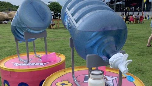 Area refill air minum dengan tumbler masing-masing di Joyland Festival 2023.