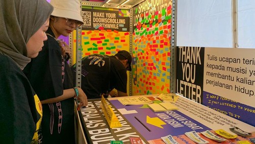 Pengunjung di Joyland Festival 2023 hendak menulis Thank You Letter.