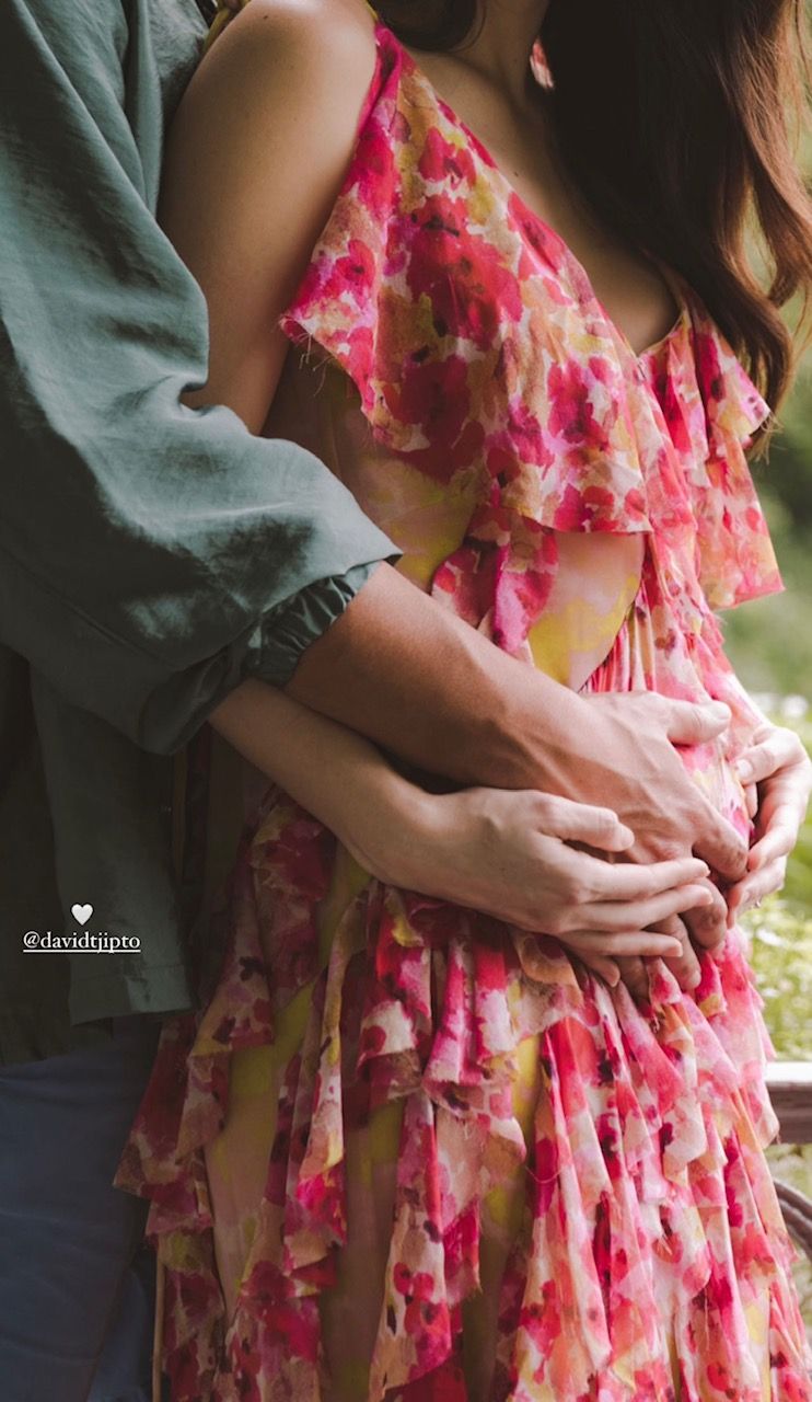 Julie Estelle mengumumkan kelahiran anak pertama