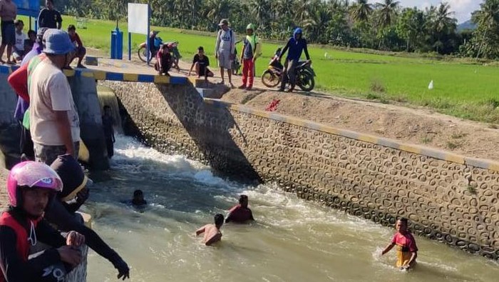 Kakak beradik ditemukan tewas dalam saluran irigasi persawahan di Kabupaten Polewali Mandar (Polman), Sulawesi Barat (Sulbar).