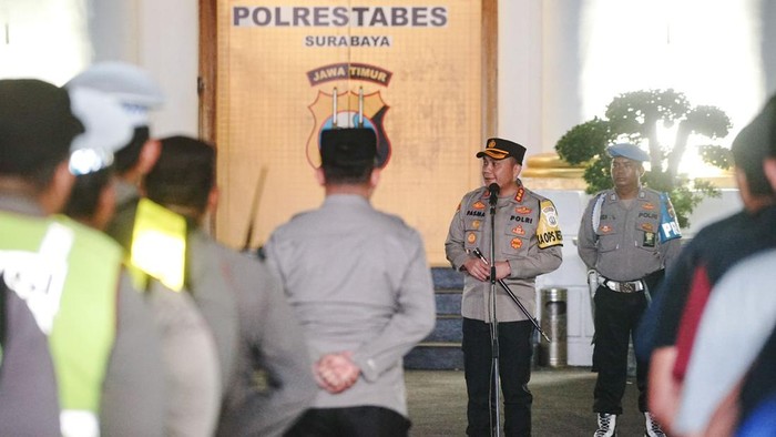 Kapolrestabes Surabaya Kombes Pasma Royce saat memimpin apel sebelum patroli skala besar di Surabaya