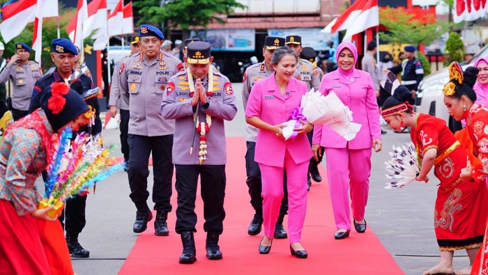 Kapolri Jenderal Listyo Sigit Prabowo meresmikan asrama Brimob di Polda Kalbar