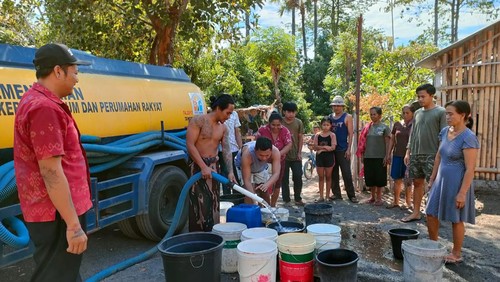 Masyarakat Kabupaten Karangasem saat antre untuk mendapatkan air bersih ketika musim kemarau.