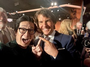 Selfie Nunjuk ala Ke Huy Quan Jadi Tren Baru Hollywood