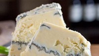 Mirip dengan blue cheese, keju bernama jersey blue ini memiliki garis biru yang muncul akibat proses fermentasinya. Harga per 450 gram keju ini dibanderol Rp 691.000. Foto: Spoon University