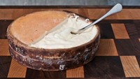 Winimere merupakan keju yang lembut sehingga bisa disendok dan ditambahkan ke dalam makanan secara langsung. Harga kejunya sekitar Rp 461.000 per 450 gram. Foto: Spoon University