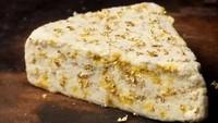 Keju white stilton merupakan saudara dekat blue cheese yang dibenci dari baunya. Keju khas Inggris yang menggunakan campuran buah-buahan kering ini dibanderol Rp 6,4 juta per 450 gram. Foto: Spoon University