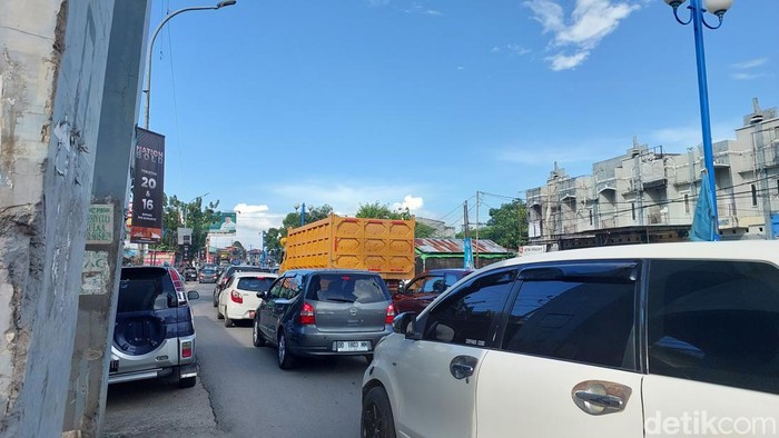 Kemacetan di Jalan Poros Makassar-Maros, Sulsel.