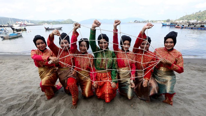 Sejumlah penari menampilkan tarian tradisional tarik pukat saat kenduri adat laut pada Sabang Marine Festival (SMF) 2023 di Sabang, Aceh, Minggu (19/3/2023). Kegiatan tersebut merupakan salah satu budaya warisan leluhur sebagai bentuk rasa syukur atas melimpahnya hasil tangkapan ikan nelayan setempat. ANTARA FOTO/Irwansyah Putra/YU
