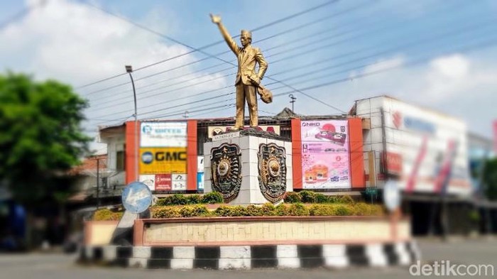 Khidmatnya warga Purworejo dengarkan Indonesia Raya Peringati hari lahir WR Soepratman, Minggu (19/3/2023).