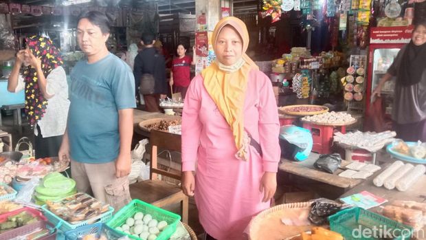 Khidmatnya warga Purworejo dengarkan Indonesia Raya Peringati hari lahir WR Soepratman, Minggu (19/3/2023).