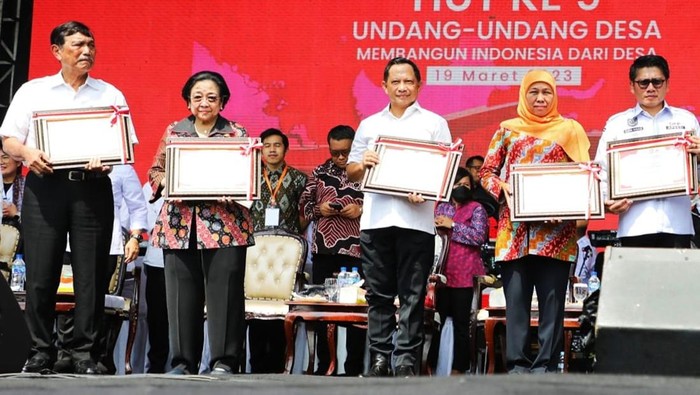 Khofifah Indar Parawansa menerima penghargaan di HUT ke-9 UU Desa.