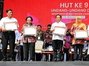 Khofifah Jadi Gubernur Peduli Kesejahteraan Aparatur di HUT ke-9 UU Desa