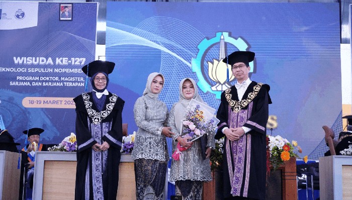 Kisah Haru Wisuda ITS, sang ibu wakili anaknya yang sudah meninggal