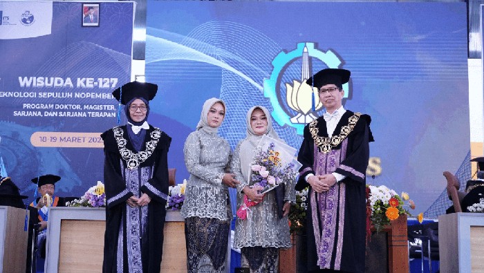 Kisah Haru Wisuda ITS, sang ibu wakili anaknya yang sudah meninggal