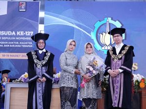 Kisah Haru di ITS, Ibu Hadiri Wisuda Anaknya yang Sudah Meninggal