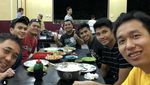 Kompak! Potret Ahsan-Hendra The Daddies Makan Sushi dan Duren Bareng