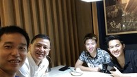 Kalau ini momen Hendra makan malam bareng pebulu tangkis senior seperti Liliyana Natsir dan Vita Marissa. Restoran daging panggang jadi pilihan mereka.