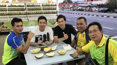 Kompak! Potret Ahsan-Hendra The Daddies Makan Sushi dan Duren Bareng