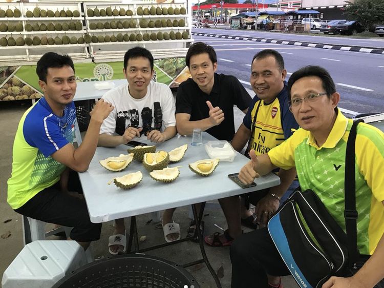 Kompak! Potret Ahsan-Hendra The Daddies Makan Sushi dan Duren Bareng