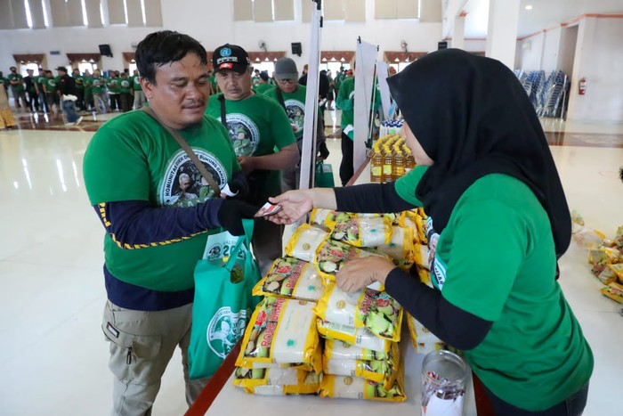 Komunitas Ojol Dukung Ganjar Gelar Bazar Oli-Sembako Murah di Cirebon