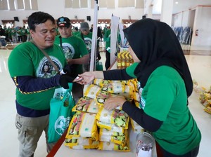 Komunitas Ojol Dukung Ganjar Gelar Bazar Oli-Sembako Murah di Cirebon